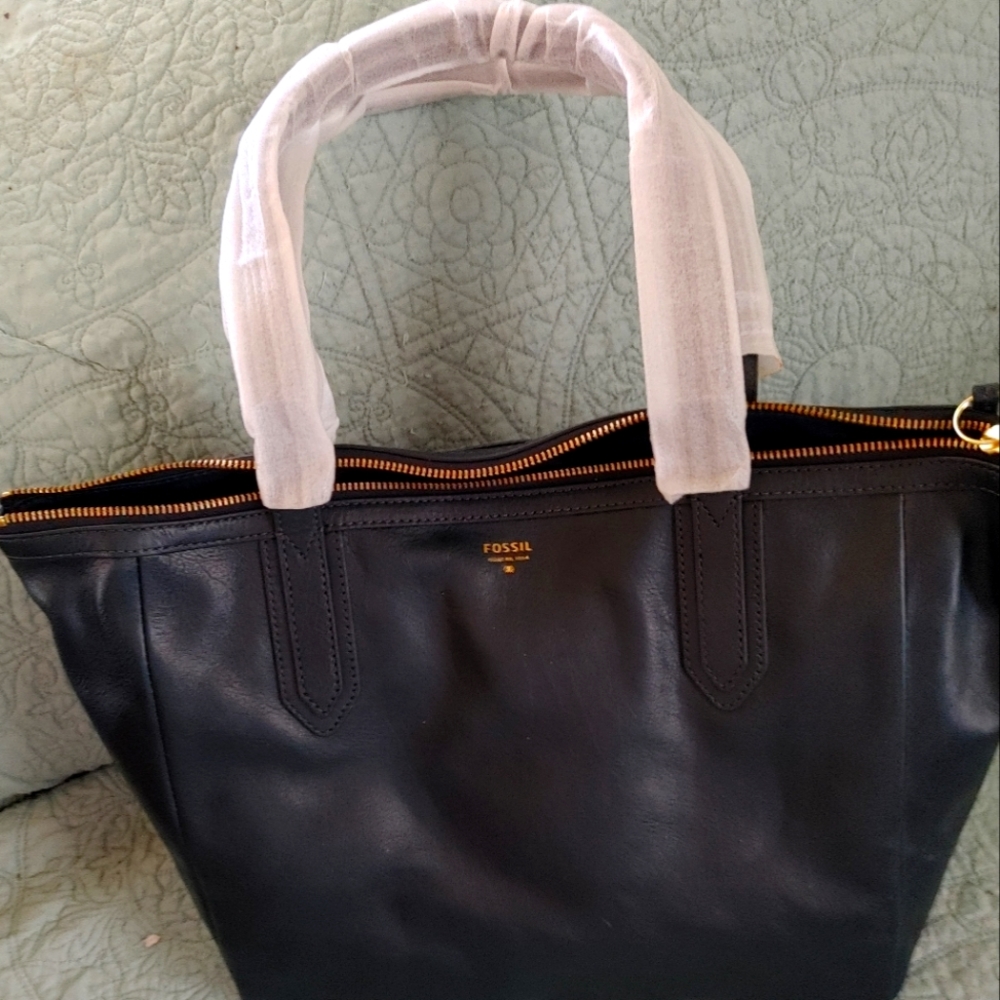 This Beautiful Purse is up for sale NWT Fossil Navy Blue large shoulder bag.